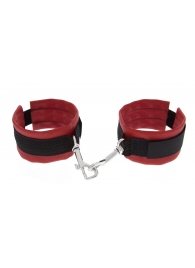 Красно-чёрные полиуретановые наручники Luxurious Handcuffs - Blush Novelties - купить с доставкой в Иркутске