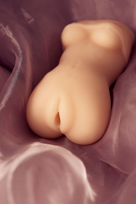 Телесный мастурбатор в виде женской фигурки - Toyfa Basic - в Иркутске купить с доставкой