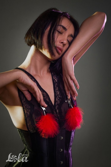 Зажимы на соски с красным пухом Euphoric - Lola Games - купить с доставкой в Иркутске