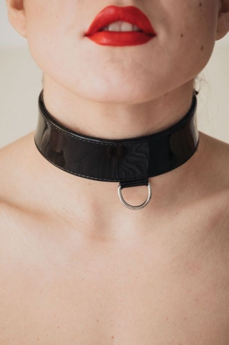 Черный лаковый ошейник на пряжке с мягким подкладом - БДСМ Арсенал - купить с доставкой в Иркутске