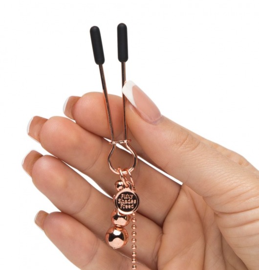 Золотистые зажимы для сосков и клитора All Sensation Nipple and Clitoral Chain - Fifty Shades of Grey - купить с доставкой в Иркутске